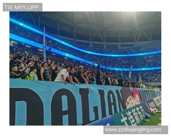 大连足球比赛热潮再起球迷齐聚为家乡球队呐喊助威